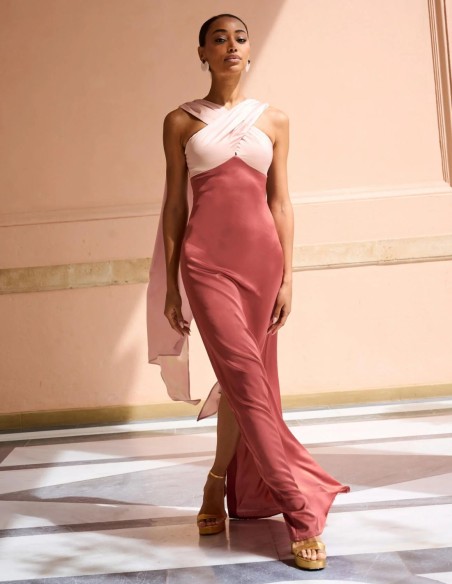 Vestido largo de invitada bicolor con escote cruzado y tirantes capa rosa palo