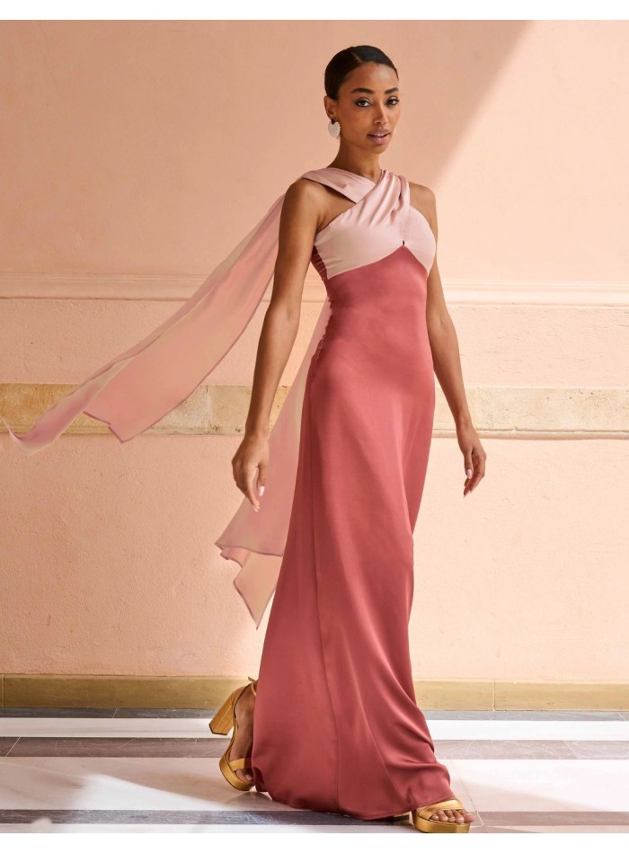 Vestido largo de invitada bicolor con escote cruzado y tirantes capa