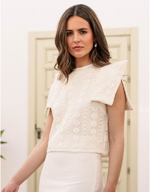 Raw macramé short top with v-neck sleeves