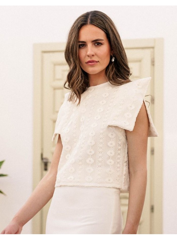 Raw macramé short top with v-neck sleeves