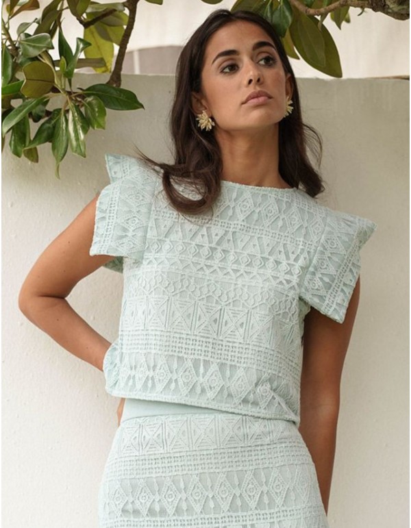 Top corto verde agua de macramé con manga corta pico