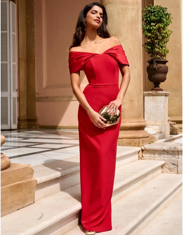 Vestido de fiesta largo con escote bandeau rojo invitada boda