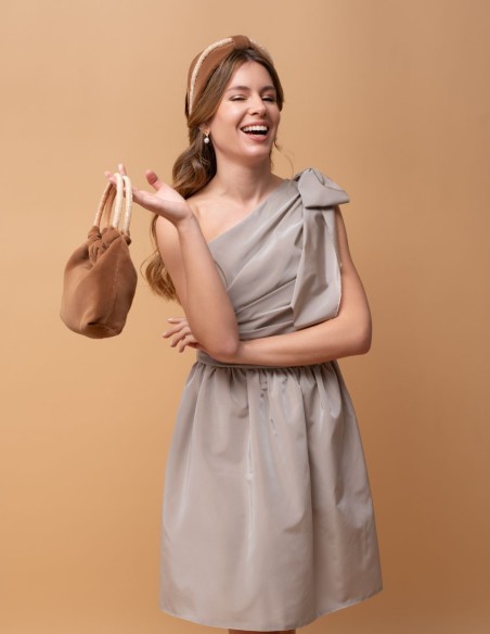 Bolso de invitada en terciopelo con asa dorada