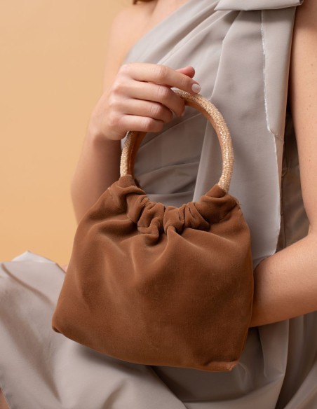 Bolso de invitada en terciopelo con asa dorada color teja