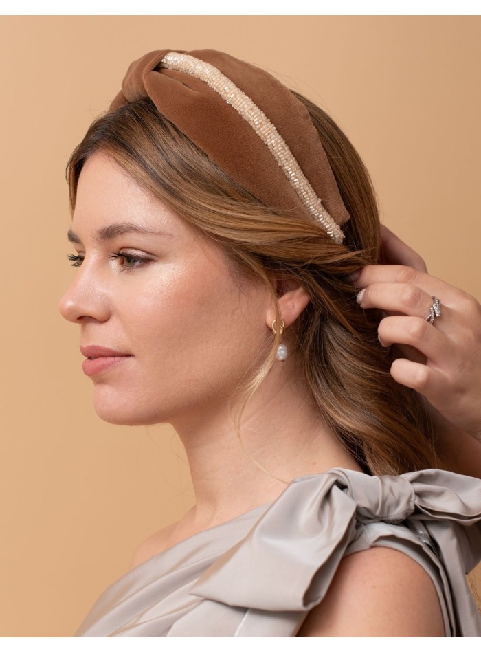 Diadema de invitada en terciopelo de seda color teja