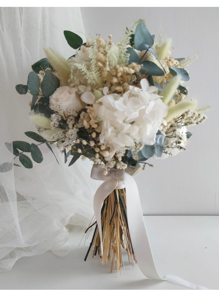 Ramo de novia blanco y verde con flores preservadas y secas