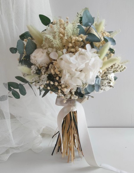 Bouquet de mariée blanc et vert avec des fleurs conservées et séchées