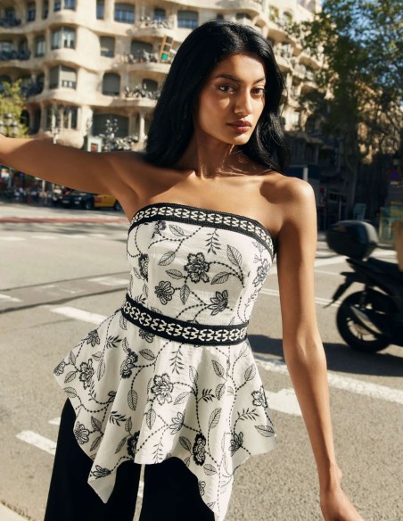 Top para invitada palabra de honor con bordados