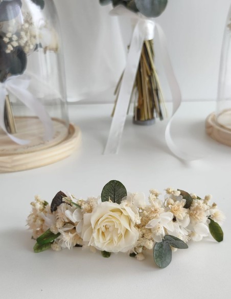 Coiffe de mariée avec des fleurs séchées conservées