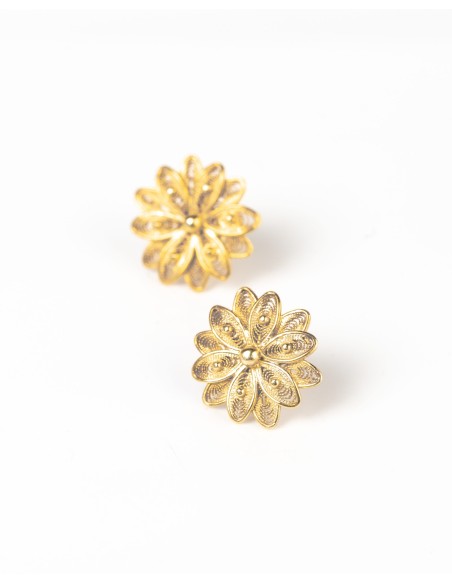 Pendientes pequeños en forma de flor para invitadas