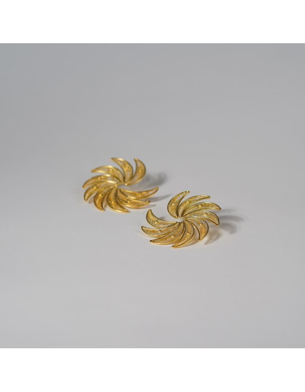 Boucles d'oreilles en demi-spirale avec détails de plumes 2