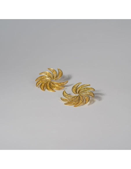 Boucles d'oreilles en demi-spirale avec détails de plumes