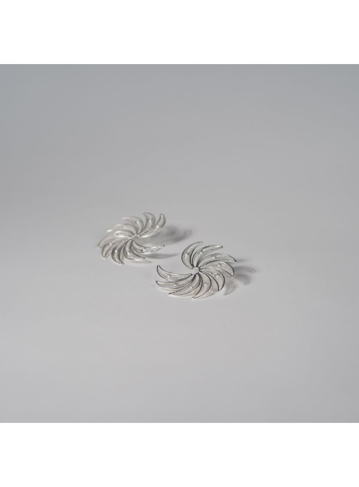 Semi-spiral earrings with feather details