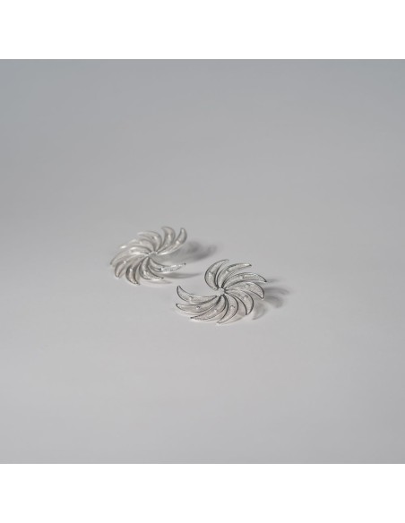 Semi-spiral earrings with feather details