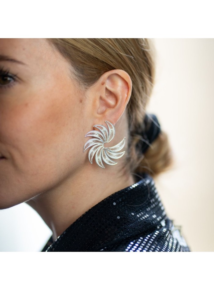 Semi-spiral earrings with feather details