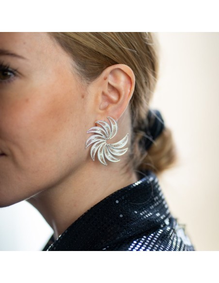 Boucles d'oreilles en demi-spirale avec détails de plumes