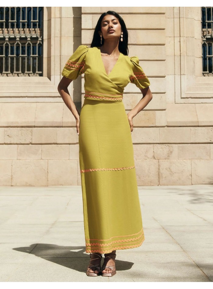 Top para invitada de lino con mangas abullonadas y cintas decorativas