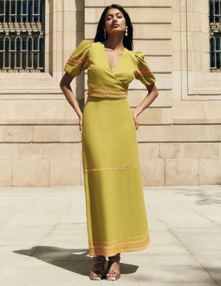 Top para invitada de lino con mangas abullonadas y cintas decorativas