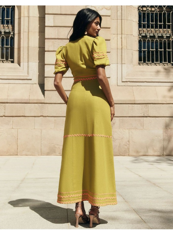 Top para invitada de lino con mangas abullonadas y diseño cruzado