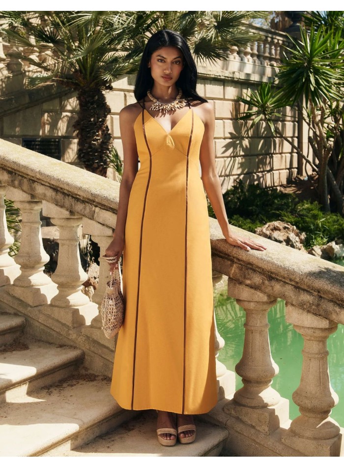 Vestido de invitada largo mostaza con caída fluida