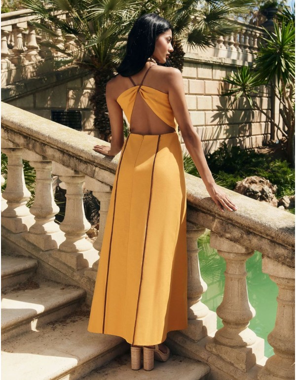 Robe longue d'invité moutarde avec drapé fluide 2