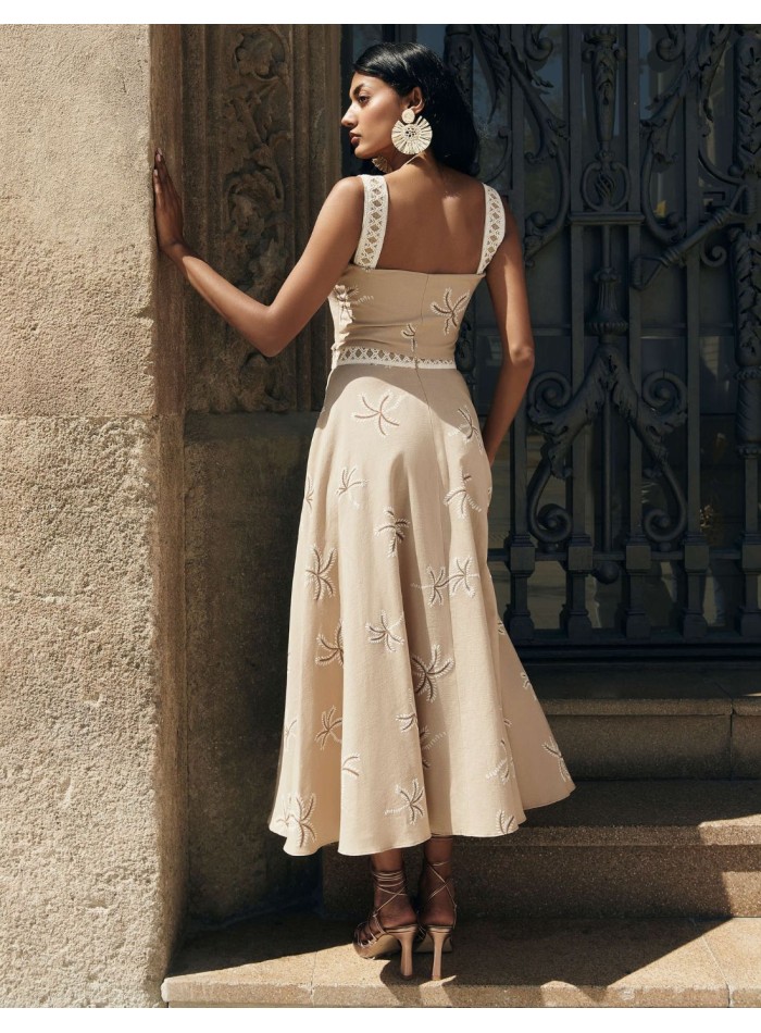 Top para invitada de tirantes anchos beige con escote cuadrado