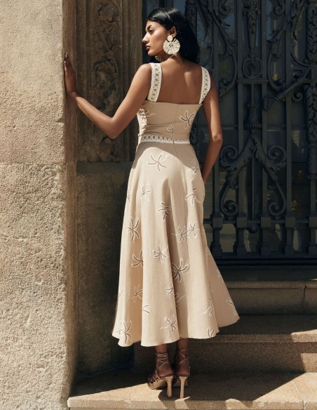 Top para invitada de tirantes anchos beige con escote cuadrado