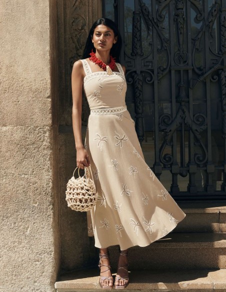 Top para invitada de tirantes anchos beige y cinta decorativa