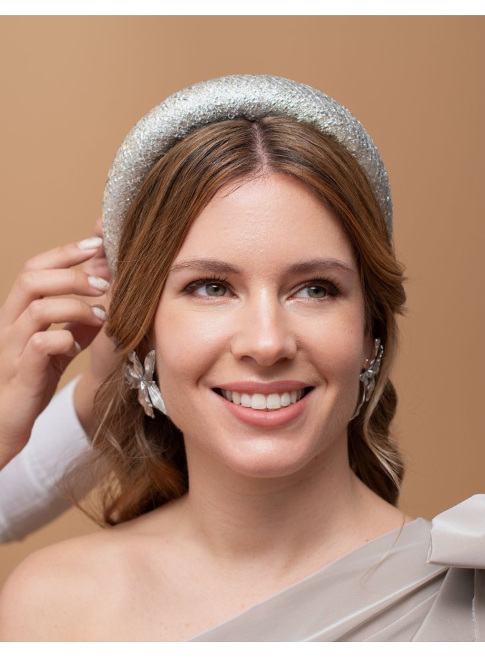 Diadema para invitada de rafia metalizada gris