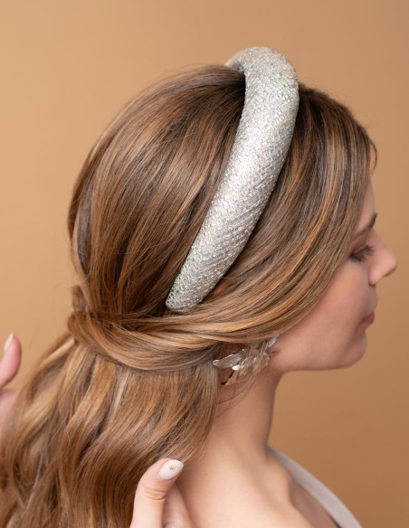Diadema para invitada de rafia metalizada