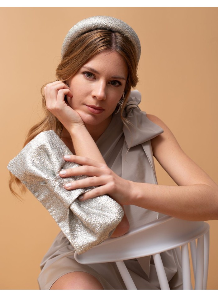 Bolso para invitada en rafia metalizada con lazo