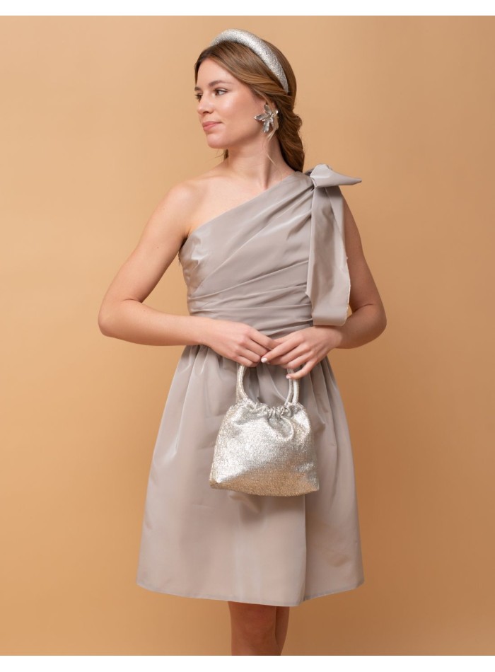 Bolso para invitada de rafia metalizada con asa...