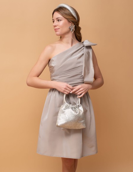 Bolso para invitada de rafia metalizada con asa plateada