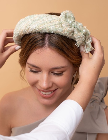 Diadema de invitada en tweed con perlas en aguamarina