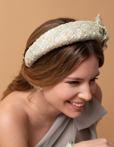 Diadema de invitada en tweed con perlas y detalles