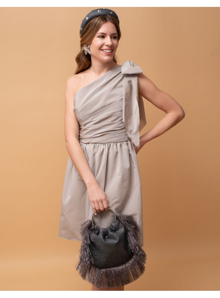 Bolso de invitada con flecos y asa metálica