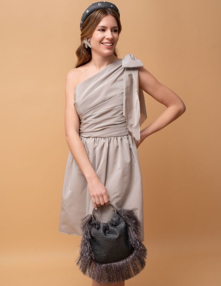 Bolso de invitada con flecos y asa metálica