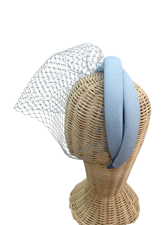 Diadema de invitada doble celeste con velo de rejilla para eventos