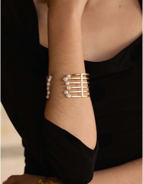 Large bracelet doré avec perles 2