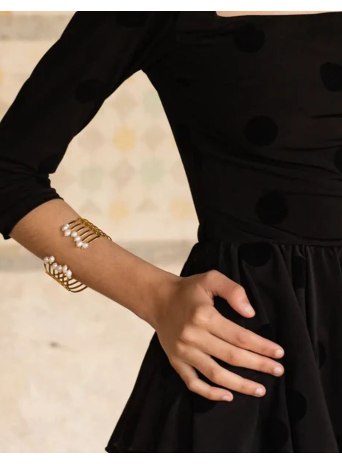 Brazalete dorado ancho con perlas para fiesta