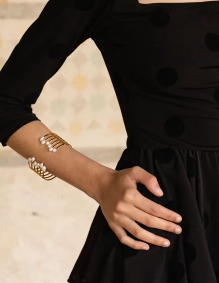 Brazalete dorado ancho con perlas para fiesta