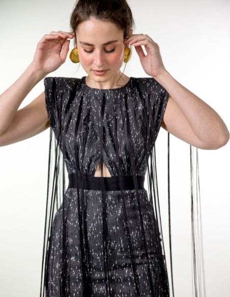 Vestido de fiesta negro con hombreras y flecos para eventos