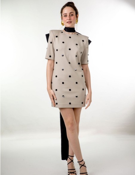 Mini robe grise avec clous et épaulettes maxi