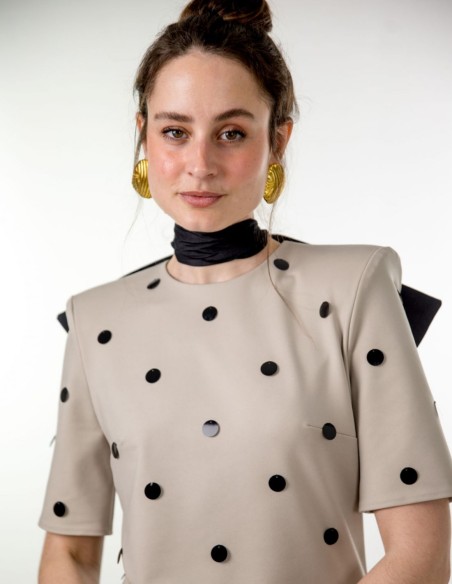 Mini robe grise avec clous et épaulettes maxi