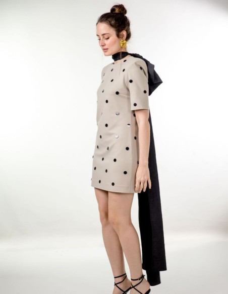 Mini robe grise avec clous et épaulettes maxi