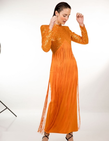 Vestido midi de fiesta naranja con lentejuelas y flecos para celebraciones