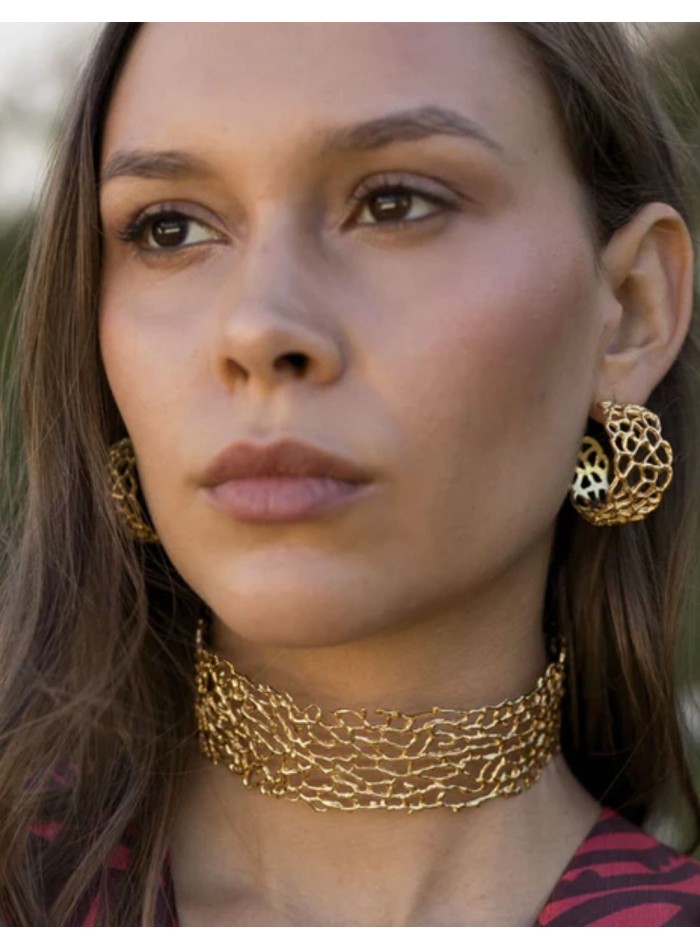 Choker dorado con ramificaciones para invitada