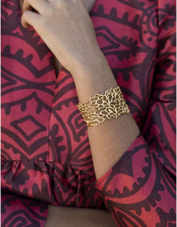 Brazalete ancho en dorado con diseño de ramificaciones para invitada 2