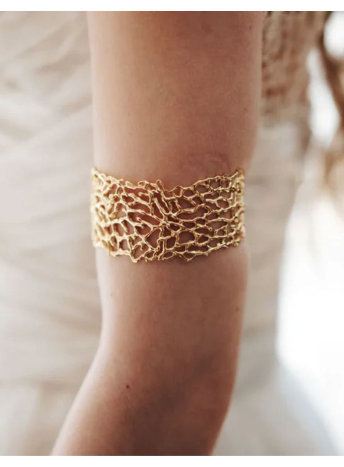 Large bracelet plaqué or avec motif de branches
