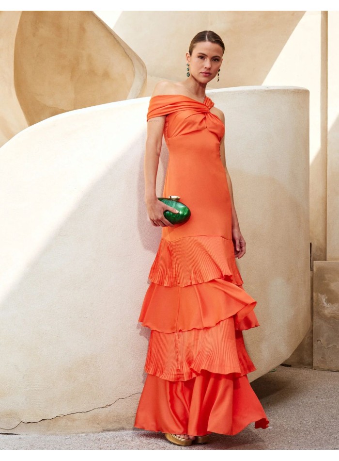 Vestido largo de invitada con hombro caído y volantes